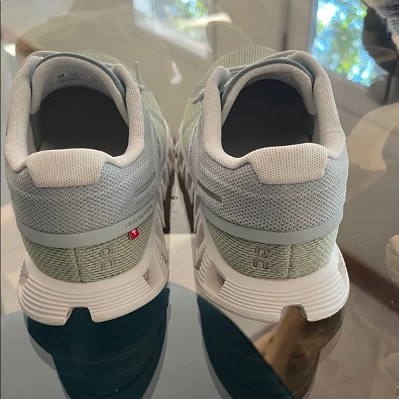 Stylish Women's Oncloud Sneakers in Light Green and Gray - Picture 5 of 7